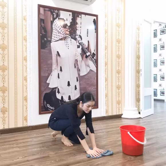 ... hay tự tay lau dọn công ty, nhà cửa của mình.