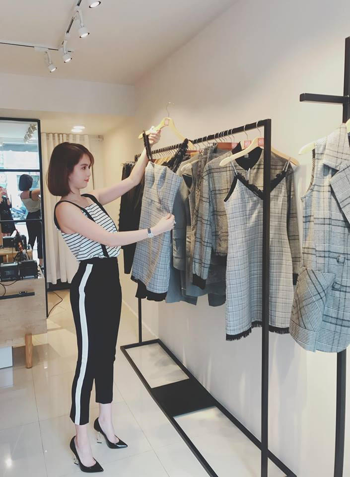 Không chỉ nhận lời mời đóng quảng cáo, tham gia các sự kiện với cát-sê không nhỏ, người mẫu Ngọc Trinh còn có tài kinh doanh mỹ phẩm, làm đẹp và sở hữu thương hiệu thời trang riêng của mình.