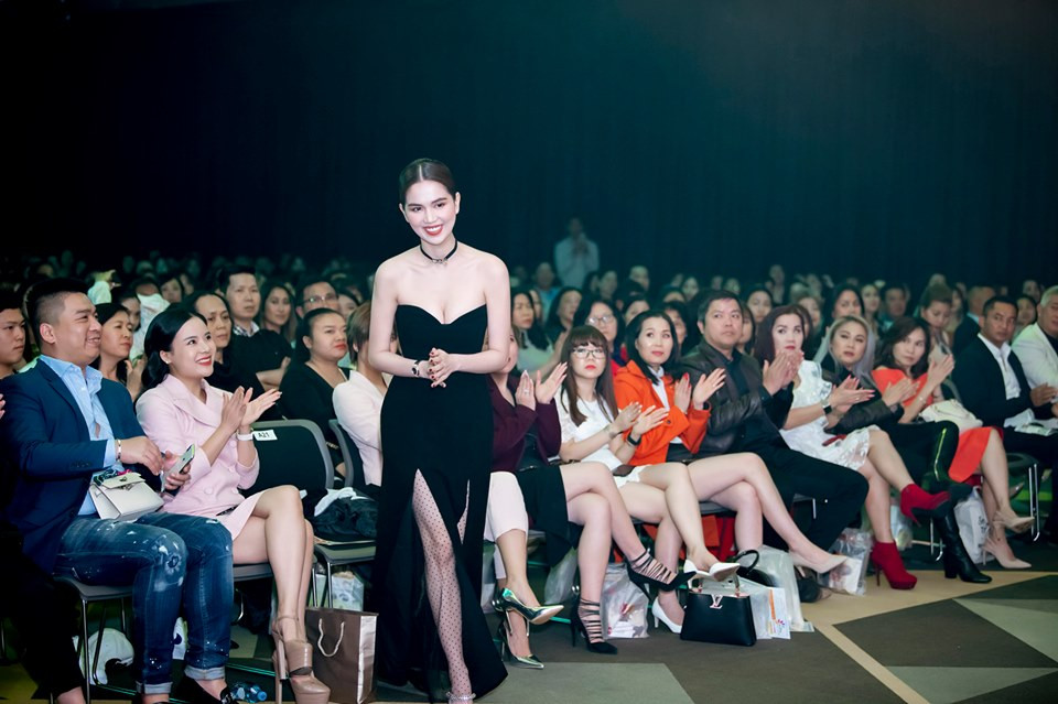 Từng bị nhiều người mặc định là cuộc sống "đổi đời" nhờ yêu đại gia hay "chẳng có tài năng mà nổi tiếng quá nhanh”, Ngọc Trinh chẳng ngại đáp trả rằng mình "ngu nhưng giỏi kiếm tiền".