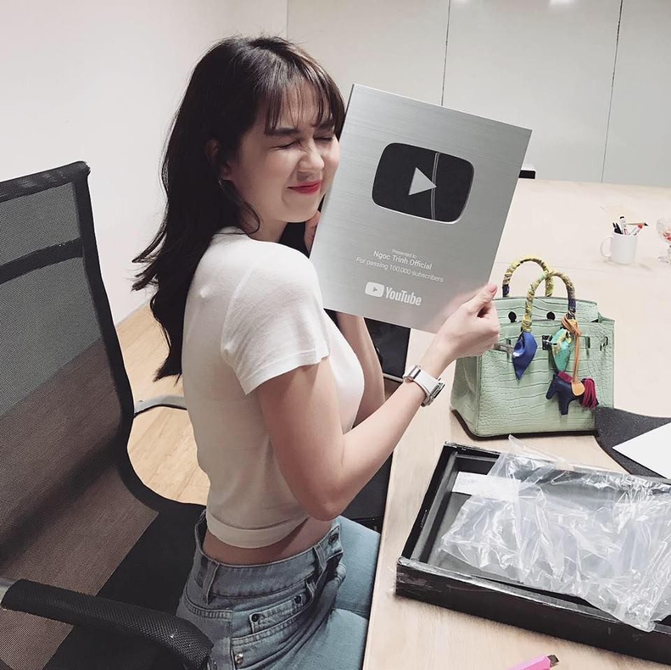 Cuối năm 2018, chân dài 9X còn được bổ nhiệm làm CEO của một công ty sản xuất phim điện ảnh, phim video và chương trình truyền hình. Cô nàng còn sở hữu kênh youtube chuyên về làm đẹp được nhiều người theo dõi.