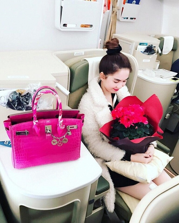 Không lâu sau đó, Ngọc Trinh thừa nhận đang yêu một đại gia lớn tuổi đã được 2 năm và cũng là mối tình thứ 5 của cô.