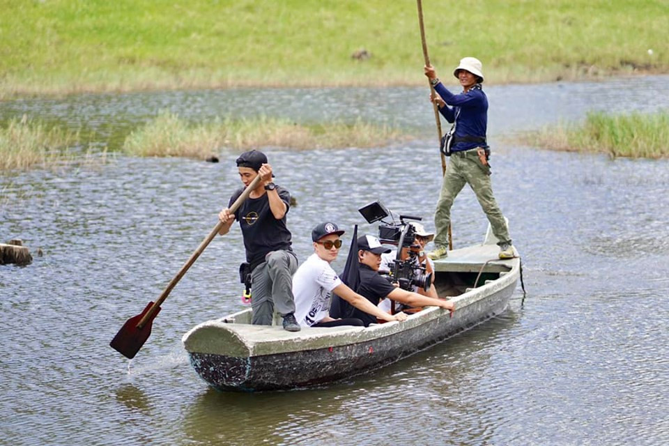 "Đa-zi-năng" là thế nhưng ở tuổi U40, Lương Mạnh Hải vẫn độc thân và mải mê với công việc. Đạo diễn Vũ Ngọc Đãng - người mà Lương Mạnh Hải coi như vừa là một người thầy vừa là bạn chí cốt cũng hỗ trợ anh rất nhiều trong công việc phim ảnh. Ảnh: Tổng hợp, FBNV.