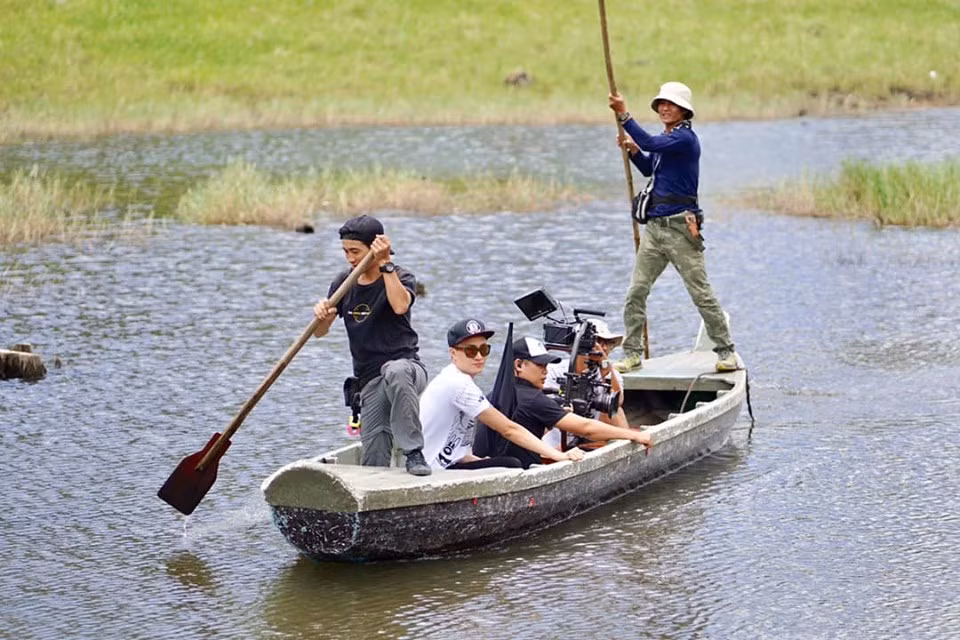 "Đa-zi-năng" là thế nhưng ở tuổi U40, Lương Mạnh Hải vẫn độc thân và mải mê với công việc. Đạo diễn Vũ Ngọc Đãng - người mà Lương Mạnh Hải coi như vừa là một người thầy vừa là bạn chí cốt cũng hỗ trợ anh rất nhiều trong công việc phim ảnh. Ảnh: Tổng hợp, FBNV.