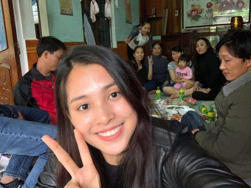 Trước đó, Trần Tiểu Vy khoe ảnh mặc mộc xinh đẹp đón Tết Dương lịch vui vẻ và ấm cúng bên gia đình và người thân.