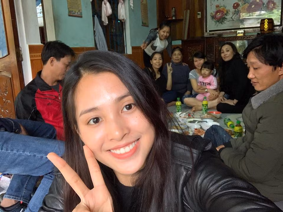 Trước đó, Trần Tiểu Vy khoe ảnh mặc mộc xinh đẹp đón Tết Dương lịch vui vẻ và ấm cúng bên gia đình và người thân.