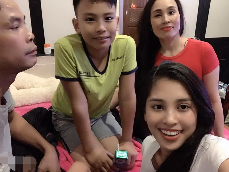 Vẻ đẹp gương mặt của Tiểu Vy cũng thay đổi theo mỗi góc chụp.