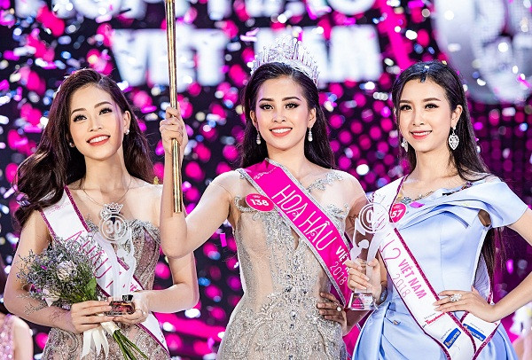 Đây không phải lần đầu tiên người đẹp Quảng Nam gây tranh cãi về nhan sắc. Ngay khi đăng quang, Hoa hậu Việt Nam 2018 cũng bị chê nhan sắc thua kém Á hậu Phương Nga.