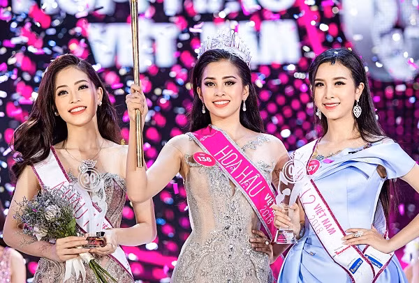 Đây không phải lần đầu tiên người đẹp Quảng Nam gây tranh cãi về nhan sắc. Ngay khi đăng quang, Hoa hậu Việt Nam 2018 cũng bị chê nhan sắc thua kém Á hậu Phương Nga.