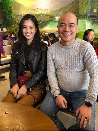 Để phản bác lại những lời chê bai bức ảnh Tiểu Vy trông "cằm nọng, đầu bù tóc rối", tác giả bức ảnh đã chia sẻ thêm một bức ảnh chụp chính diện gương mặt mộc của người đẹp nhằm chứng minh những điều anh chia sẻ về "bông hậu Tiểu Vy bên ngoài nhìn dễ thương lắm" hay "nhan sắc mộc của Tiểu Vy ngoài đời rất ấn tượng" là thật.