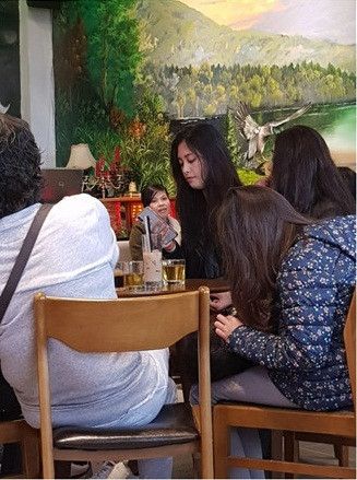 Năm nay, Hoa hậu Tiểu Vy dành trọn thời gian đón Tết Dương lịch ấm cúng bên gia đình và người thân. Tuy nhiên, một bức ảnh chụp lén cảnh Tiểu Vy ngồi cafe cùng gia đình ở phố cổ Hội An được một người anh đăng tải lại vô tình khiến nàng hậu đối mặt với những lời chê bai về nhan sắc trên một diễn đàn về showbiz. Ảnh: Dinh Tran.