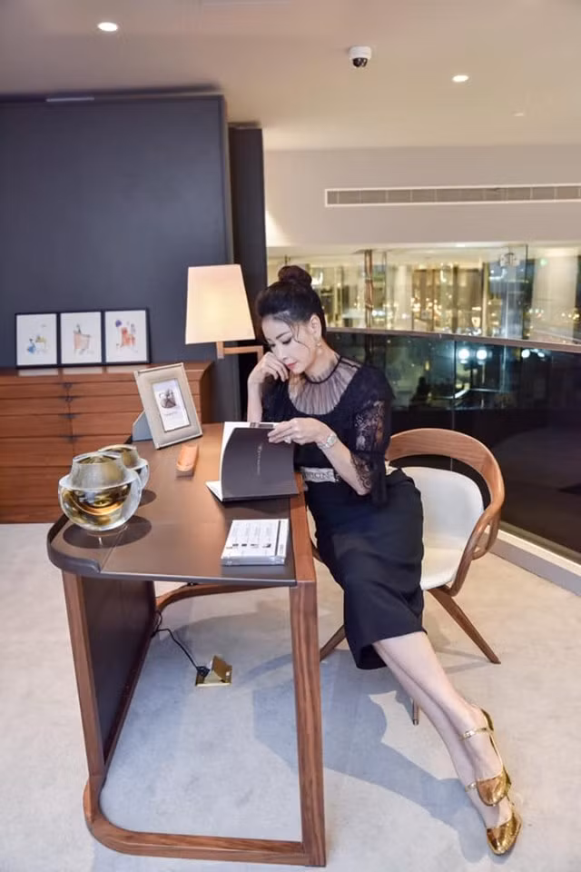 Sau khi tái hôn, người đẹp hạn chế tham gia các sự kiện giải trí để dành thời gian chăm sóc gia đình và tập trung cho công việc kinh doanh.