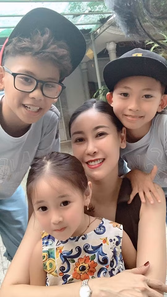 3 thiên thần lớn nhanh như thổi, thông minh, ngoan ngoãn của vợ chồng hoa hậu.