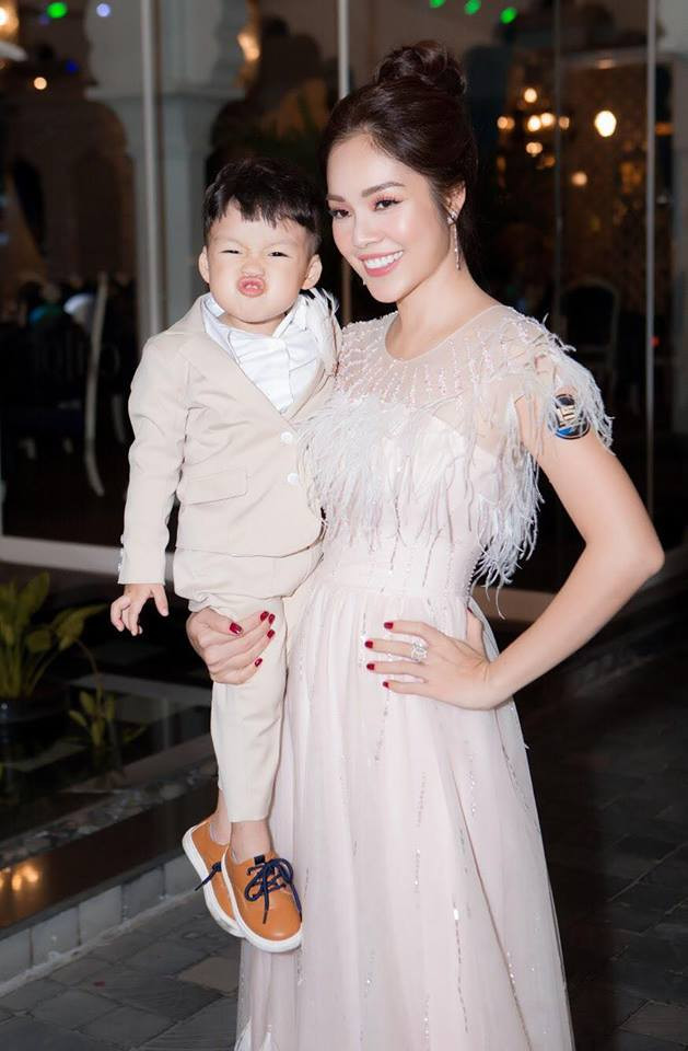 Cuộc sống của Dương Cẩm Lynh bận rộn hơn sau đổ vỡ hôn nhân vì vừa phải chăm con vừa phải đáp ứng lịch làm việc dày đặc.