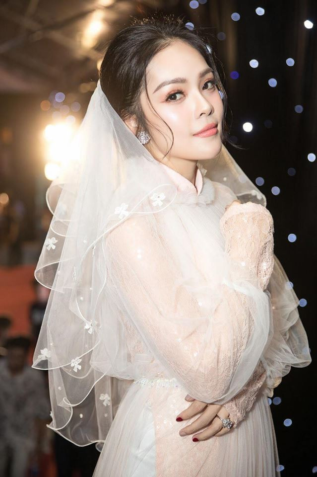 "Họ chê mình không hoàn hảo hoàn thiện để mời làm trong một số dự án quảng cáo hay trong một số công việc, mình không phải là hình mẫu đại diện lý tưởng, đôi lúc cũng buồn. Một người mẹ đơn thân có phải là người thất bại chăng?", nữ diên viên chia sẻ về khó khăn gặp phải trong công việc hậu ly hôn.