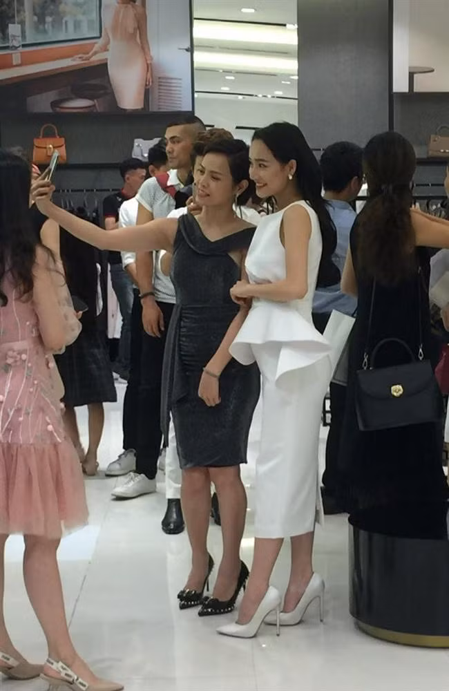 Tuy vậy, nữ diễn viên "Chạy trốn thanh xuân" luôn giữ im lặng dù những bức ảnh cho thấy vòng 2 ngày càng lớn của Nhã Phương liên tục được lan truyền.