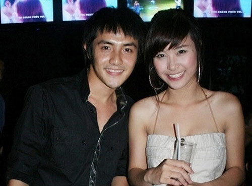 Tháng 9/2011, Đông Nhi và Ông Cao Thắng mới chính thức xác nhận trong một bài phỏng vấn rằng cả hai đang tìm hiểu nhau. Trước đó, cả hai liên tục phủ nhận chuyện tình cảm, dù “tình trong như đã mặt ngoài còn e”.