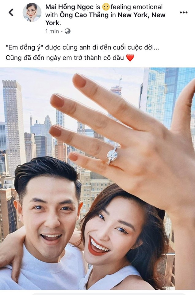 Mới đây, Đông Nhi công khai ảnh được bạn trai cầu hôn ở Mỹ cùng dòng nhắn nhủ: "Em đồng ý" được cùng anh đi đến cuối cuộc đời... Cũng đã đến ngày em trở thành cô dâu".