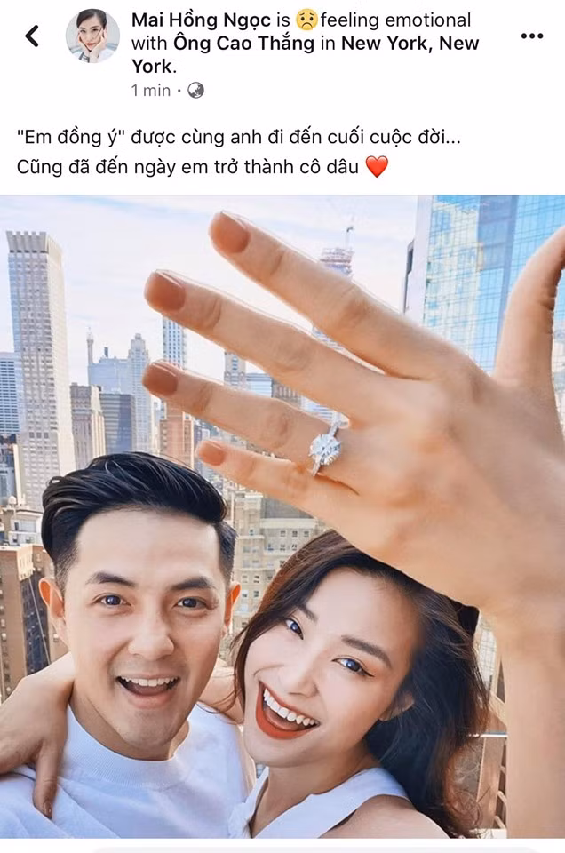 Mới đây, Đông Nhi công khai ảnh được bạn trai cầu hôn ở Mỹ cùng dòng nhắn nhủ: "Em đồng ý" được cùng anh đi đến cuối cuộc đời... Cũng đã đến ngày em trở thành cô dâu".