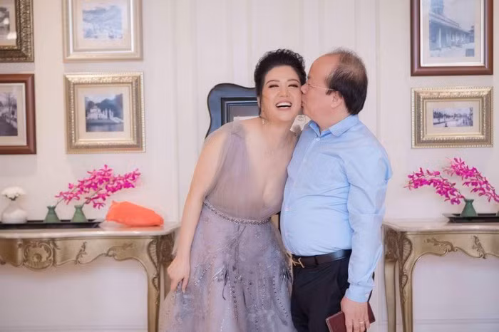 Đáp lại những lời khen của bạn bè, nữ ca sĩ Đinh Hiền Anh tiết lộ về người chồng của mình: "Chếch choáng với bạn ấy...Lãng mạn cực luôn".