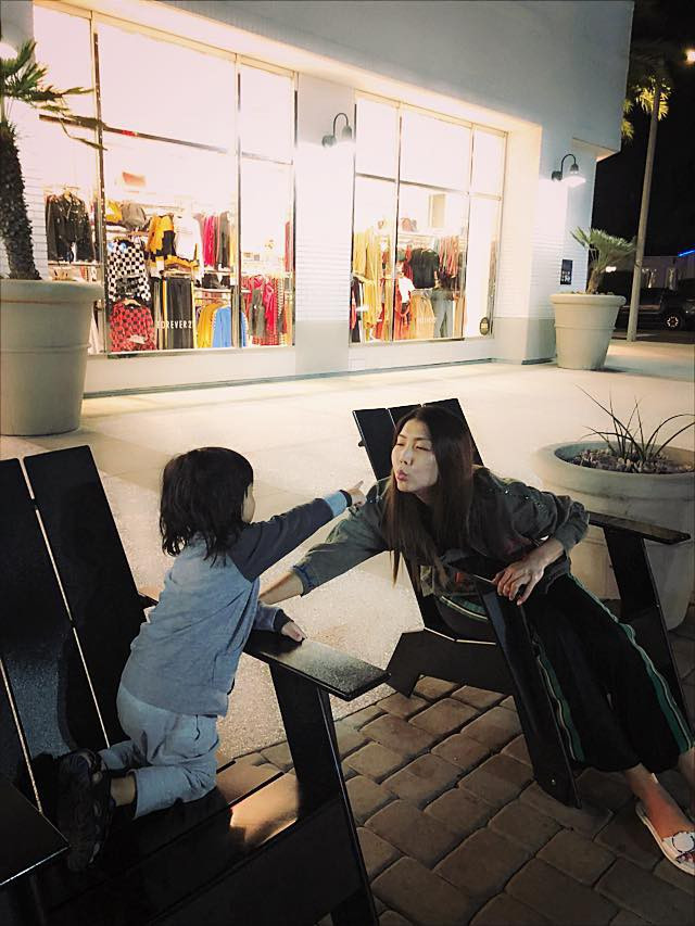 Tưởng được yên ổn nuôi con hậu chia tay, chân dài đình đám một thời lại bị chính chồng cũ tố lấy danh nghĩa của anh để nhập mỹ phẩm kém chất lượng đem bán. Ngọc Quyên lập tức đáp trả khi tố chồng cũ từng ngoại tình và cay cú vì phải chu cấp nên mới ra sức nói xấu, bịa đặt chuyện để bôi nhọ công việc kinh doanh của cô.