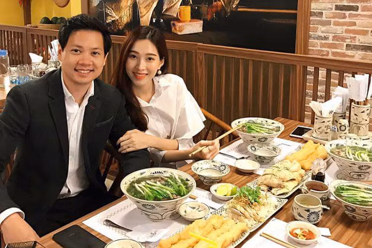 Hai vợ chồng thường xuyên hẹn hò để hâm nóng tình cảm.