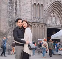 "Ngày này 2 năm trước ở Barcelona, tận bây giờ mới dám public hình ôm ấp “người ta”", Thu Thảo khoe ảnh tình cảm hồi tháng 11/2018. Ảnh: FBNV. 