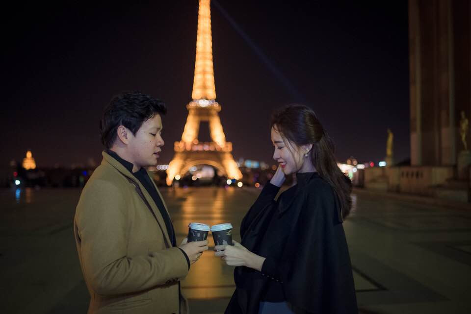 Cặp đôi chụp ảnh lãng mạng tại Pháp.