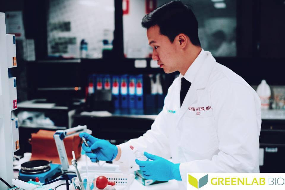 Sau một thời gian học tập và làm việc tại Australia, bạn trai Diễm My hiện về Việt Nam mở công ty. Anh vừa cho rắt mắt thương hiệu cà phê hòa tan của riêng mình. Ảnh: Instagram, FBNV.