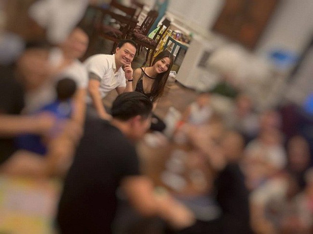 Diễm My 9X và bạn trai doanh nhân không chỉ "dính nhau như sam" mà còn cho thấy họ đang rất hạnh phúc và mặn nồng trong tình yêu.