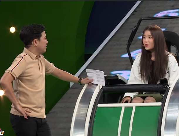 Tham gia gameshow "Nhanh như chớp", ca sĩ gốc Hàn Quốc - Han Sara cũng bị khán giả chỉ trích vì hành động kém duyên vì cách thể hiện lố khi trả lời đúng hay có hành động chỉ thẳng tay vào mặt MC Trường Giang. Ảnh chụp màn hình HTV7.
