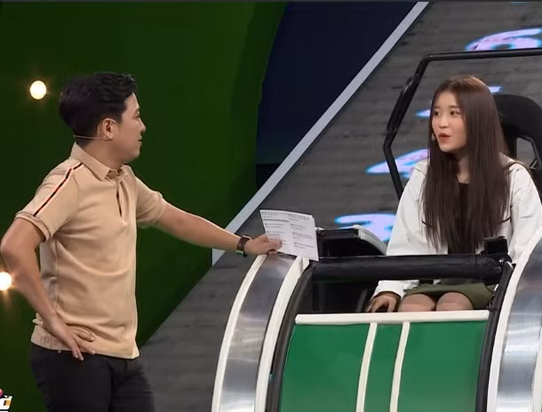 Tham gia gameshow "Nhanh như chớp", ca sĩ gốc Hàn Quốc - Han Sara cũng bị khán giả chỉ trích vì hành động kém duyên vì cách thể hiện lố khi trả lời đúng hay có hành động chỉ thẳng tay vào mặt MC Trường Giang. Ảnh chụp màn hình HTV7.