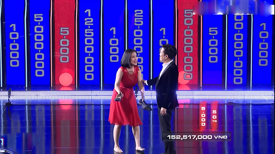 Trước ồn ào của Phi Thanh Vân, MC Cát Tường cũng bị chê vô duyên, làm lố ở gameshow Tường lửa. Là một MC duyên dáng được nhiều người yêu mến, thế nhưng những hành động như cắt lời MC Trường Giang, biểu cảm quá lố như tháo giầy đi chân trần, nằm lăn ra sân khấu... của nữ MC khiến chị vấp phải nhiều sự chỉ trích. Ảnh chụp màn hình VTV.