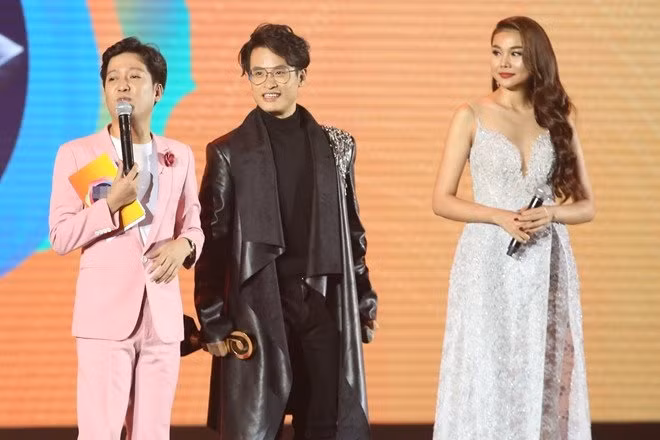 Ông xã Nhã Phương từng bày tỏ: “Trường Giang xin ghi nhận mọi lời khen chê của khán giả, của các anh chị em phóng viên để sửa đổi. Với mong muốn duy nhất làm tốt tất cả các chương trình mình tham gia với tinh thần phục vụ, cống hiến cho khán giả. Trân trọng!”. Ảnh: TCBC.