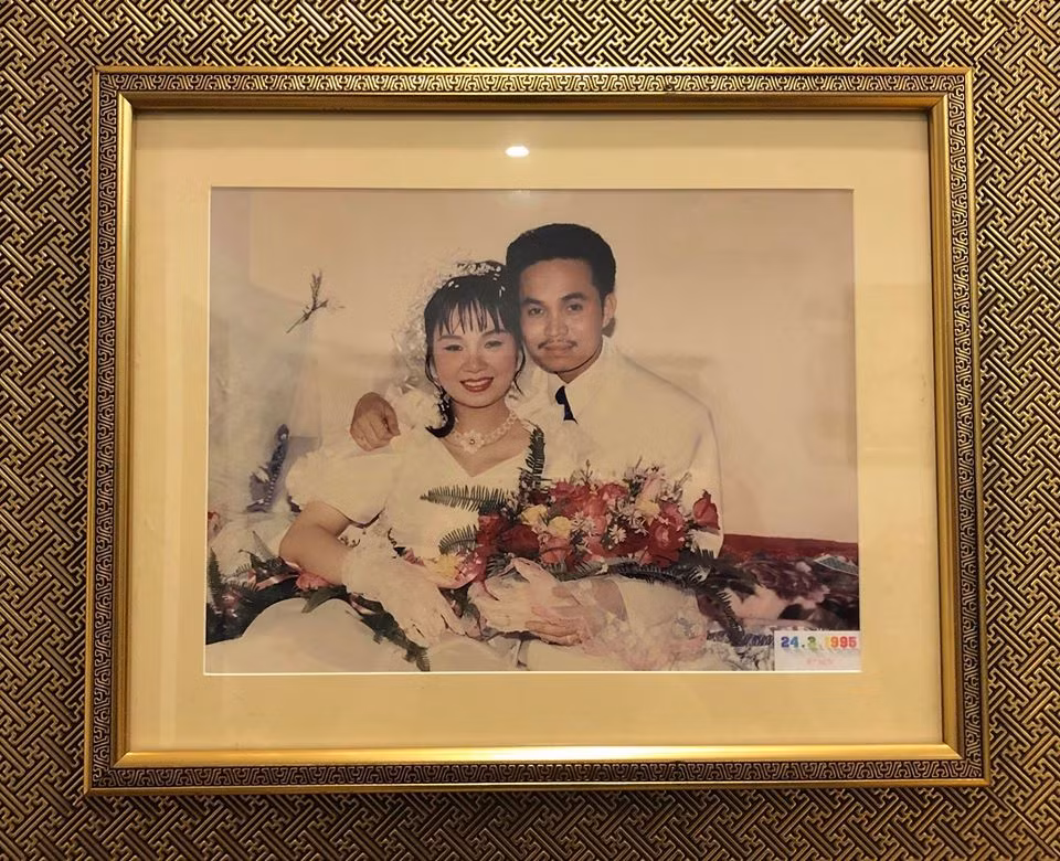 Xuân Hinh và bà xã Phương Lan kết hôn năm 1995, sau đó sinh con gái là Bảo Linh và con trai là Xuân Quang. Sau gần 30 năm chung sống, nam nghệ sĩ và vợ vẫn giữ được lửa hôn nhân.