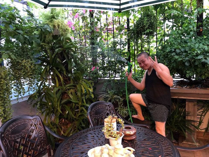 Mỗi lúc rảnh rỗi, Xuân Hinh lại lên sân thượng chăm cây, phụ vợ những việc vặt trong căn nhà khang trang ở phố cổ Hà Nội.