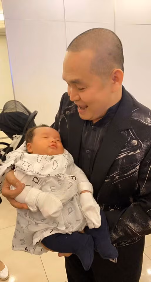 Mới đây, trên trang cá nhân, nghệ sĩ Xuân Hinh còn nhận được nhiều lời chúc lên chức ông khi khoe ảnh tươi cười bế cháu. Được đông đảo khán giả quan tâm hỏi là cháu nội hay ngoại, danh hài gốc Bắc Ninh đùa vui tếu táo: "Cháu ngoại con bà hai".