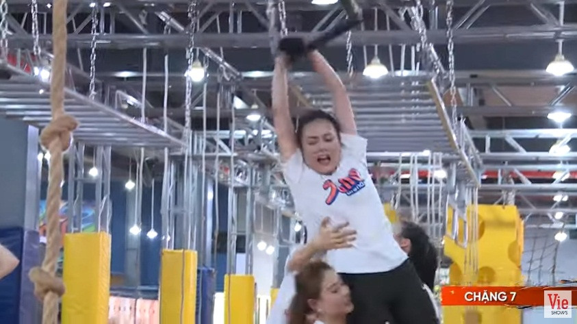 6 người đẹp được kết đôi với 6 chiến sĩ công an tinh nhuệ để cùng vượt qua các thử thách liên quan tới võ thuật, chữa cháy, thoát hiểm trên cao, dưới nước, trong rừng… Dù không ít lần phải bật khóc trước khó khăn nhưng các "mỹ nhân hành động" đã cố gắng vượt qua nỗi sợ hãi của bản thân, không ngại “trầy da tróc vảy” để hoàn thành thử thách khắc nghiệt. 