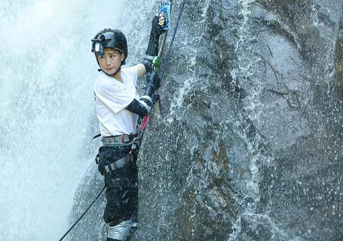 DJ Oxy cũng không ít lần phải rơi nước mắt, nhưng cô luôn thể hiện nỗ lực, sự kiên cường, chịu đựng đau đớn vì chấn thương để hoàn thành nhiệm vụ.