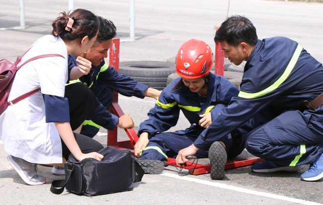 Thử thách ngày càng khó khăn khiến dàn "mỹ nhân hành động" chịu cảnh bầm dập. Ở phần thi chinh phục kỹ năng "Vượt rào", pha trượt chân khiến Trương Quỳnh Anh ngã dập mông đau đớn.