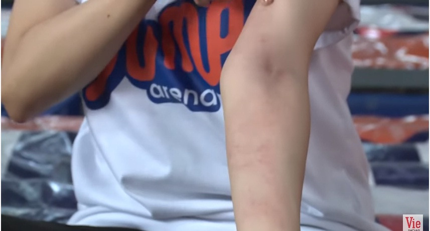 Ngay trong tập đầu tiên của "Mỹ nhân hành động", ở phần kiểm tra thể lực, Phương Oanh "Quỳnh búp bê" và loạt mỹ nhân đã cho thấy sự mệt mỏi khi phải đối mặt với bài thi dùng sức lực. Trương Quỳnh Anh còn khoe có những "đường xăm rất đẹp" trên hai cánh tay chỉ sau 30 phút thực hiện thử thách.