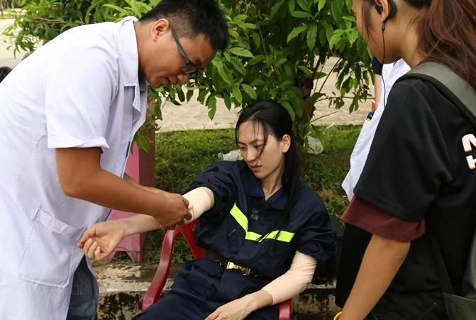 Phương Anh Đào bị thương do phải dùng sức liên tục. Do bị đau mỏi cơ, cô phải bó tay và xịt lạnh liên tục để giảm đau.