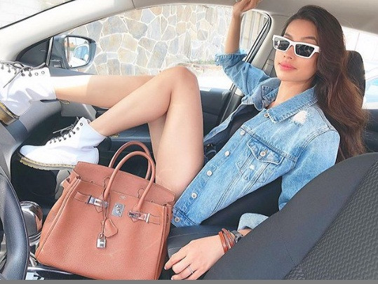 Giữa tin đồn, Hoa hậu Hoàn vũ Việt Nam 2015 bất ngờ lên mạng khoe nhẫn kim cương và xác nhận đã đính hôn vào ngày 14/2 vừa qua.