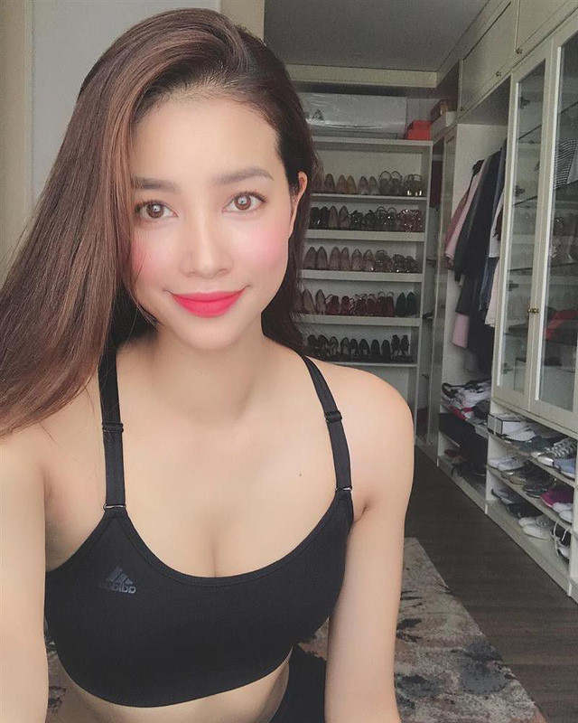 Hoa hậu Phạm Hương thường xuyên khoe những góc nhỏ trong nhà từ phòng khách sang trọng, phòng thay đồ với những chiếc túi đắt tiền và hàng loạt đôi giày hàng hiệu....