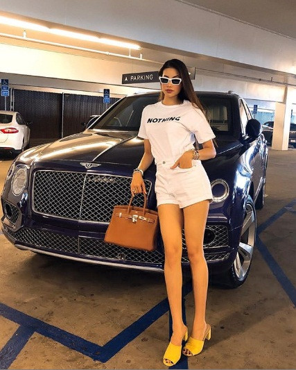 Vậy nên, mỹ nhân U30 đang cố gắng sống trọn vẹn từng khoảnh khắc trong cuộc sống. Dù thoải mái chia sẻ hình ảnh đời thương nhưng Phạm Hương vẫn giữ kín danh tính bạn trai đại gia của mình. Xem video "Phạm Hương chia sẻ, showbiz chỉ là cuộc dạo chơi của tuổi trẻ". Nguồn VTC14: