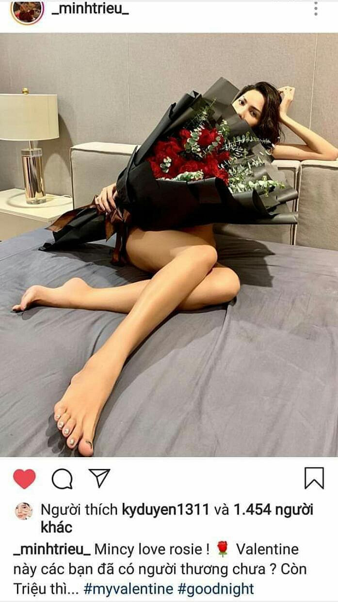 Trong khi đó, Minh Triệu cũng khoe bức ảnh ôm đóa hoa hồng kèm dòng trạng thái lấp lửng: “Valentine này các bạn đã có người thương chưa? Còn Triệu thì…”.