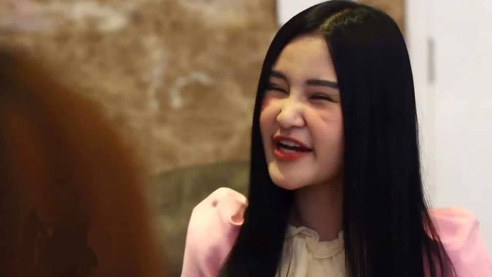 Một bức ảnh kém sắc khác của Lê Âu Ngân Anh. Nhiều người nhận xét nếu những bức ảnh của cô không được chăm chút cẩn thận thì rất có thể "dọa ma" người xem.