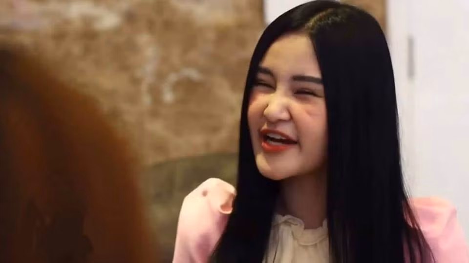 Một bức ảnh kém sắc khác của Lê Âu Ngân Anh. Nhiều người nhận xét nếu những bức ảnh của cô không được chăm chút cẩn thận thì rất có thể "dọa ma" người xem.