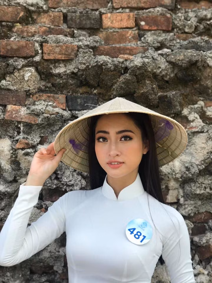 Đặc biệt, tân Hoa hậu Thế giới Việt Nam 2019 có thành tích học tập đáng nể. Cô hiện là sinh viên Đại học Ngoại thương, từng là thành viên của đội tuyển học sinh giỏi cấp quốc gia môn tiếng Anh và đạt IELTS 7.5. Ảnh: BTC.