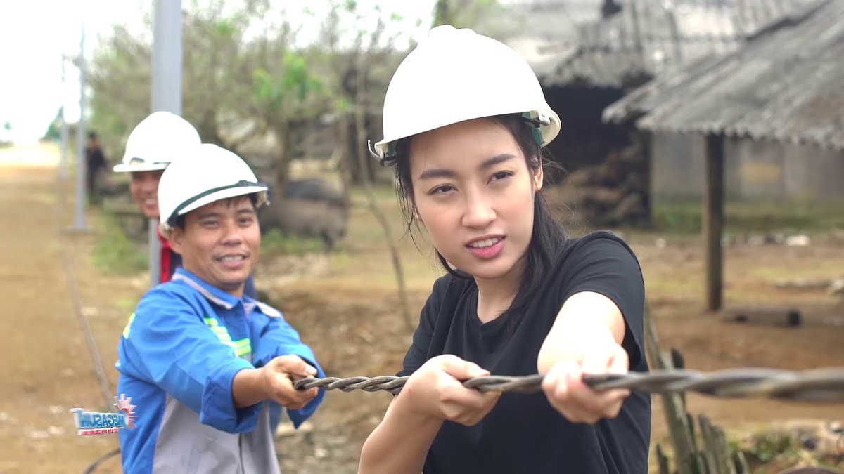 Clip về dự án "Cõng điện lên bản" của Đỗ Mỹ Linh từng gây xúc động cho bạn bè quốc tế.