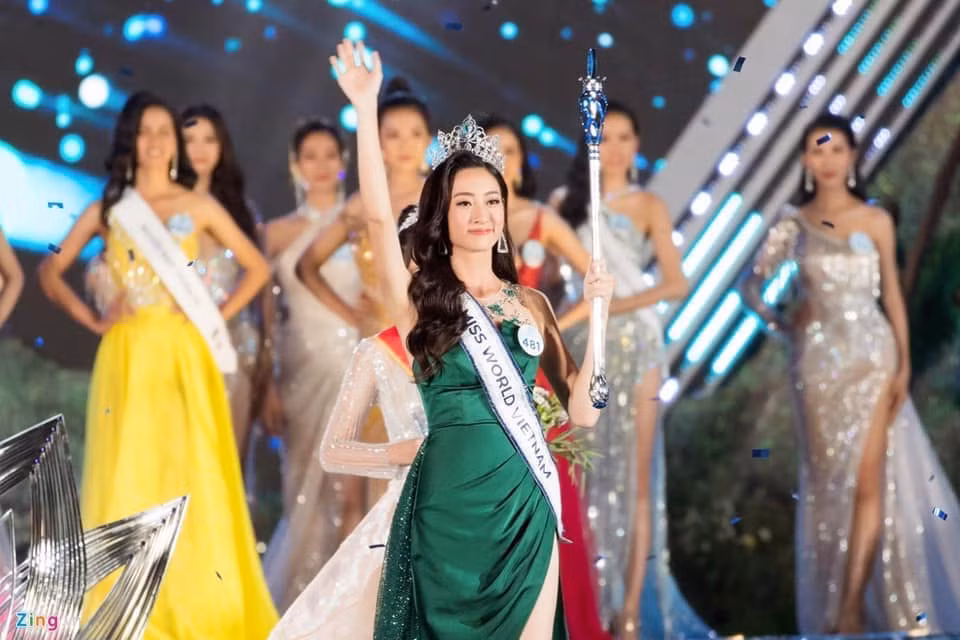  Lương Thùy Linh xuất sắc đăng quang Hoa hậu Thế giới Việt Nam 2019. Cô sở hữu hình thể cân đối với chiều cao 1,77 m, số đo 3 vòng 89-64-92 cm, cùng gương mặt thanh tú và rạng rỡ. Ảnh: Zing.